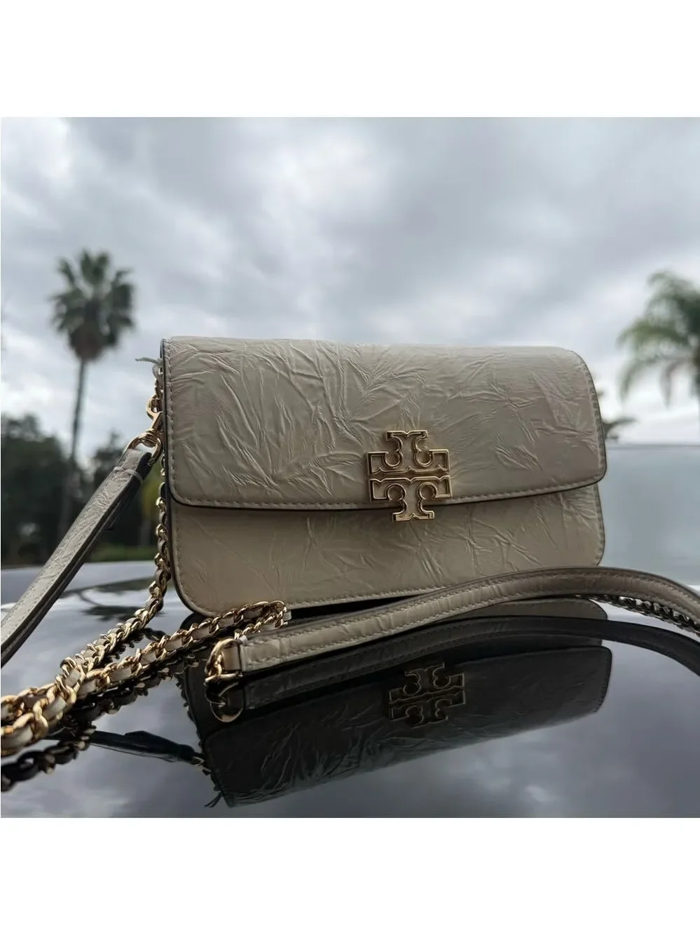 New tory burch BRITTEN PATENT CHARMS CHAIN WALLET W. WRISTLETin light cream